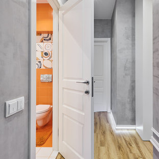 Modelo de recibidores y pasillos industriales, pequeños, con paredes grises, suelo laminado y suelo beige