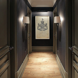 Exemple d'un couloir chic avec un mur noir et un sol en bois brun.