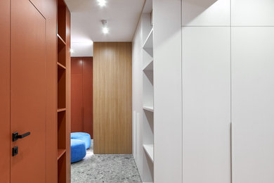 Свежая идея для дизайна: коридор среднего размера в современном стиле с белыми стенами - отличное фото интерьера