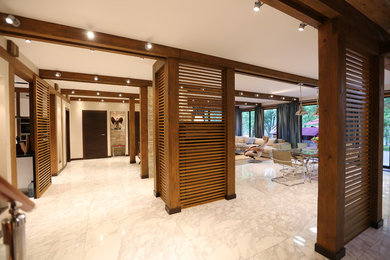 Источник вдохновения для домашнего уюта: большой коридор в современном стиле с белыми стенами, полом из керамогранита и серым полом
