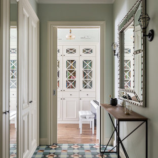 Exemple d'un couloir chic de taille moyenne avec un sol en carrelage de porcelaine, un sol multicolore et un plafond à caissons.