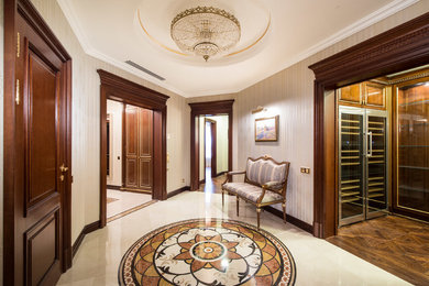 Стильный дизайн: большой коридор в классическом стиле с бежевыми стенами и мраморным полом - последний тренд
