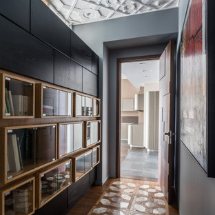 Inspiration pour un couloir design de taille moyenne avec un mur gris, un sol en marbre et un sol gris.