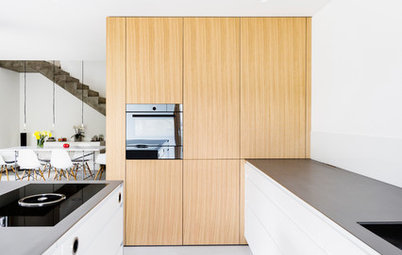 Raum im Raum: Ein Holzkubus schafft Platz in der Küche
