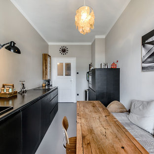 Inspiration för ett avskilt nordiskt linjärt kök, med en nedsänkt diskho, släta luckor, svarta skåp, grått stänkskydd och linoleumgolv
