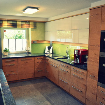 Altholzküche in Eiche gepaart mit modernen Oberschränken