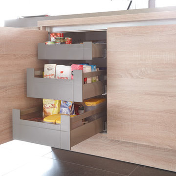 Aufbewahrung für Essensvorräte in moderner Wohnküche aus Holz