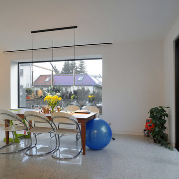 Bauhausvilla in Pankow - Küche mit Sitzball