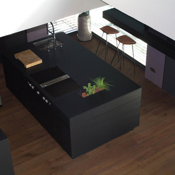 Beautiful black- Moderne Wohnküche mit Bora-Professional Kochfeld und rustikaler