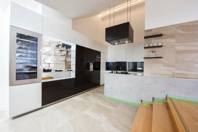 Moderne Küche mit flächenbündigen Schrankfronten, braunen Schränken, bunten Elektrogeräten und Halbinsel in Sonstige