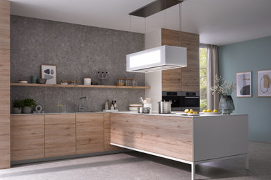 Свежая идея для дизайна: кухня-гостиная в современном стиле с фасадами цвета дерева среднего тона, серым фартуком, техникой из нержавеющей стали и полуостровом - отличное фото интерьера