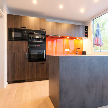 Designerküche mit einem Klecks Orange