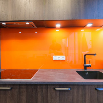 Designerküche mit einem Klecks Orange