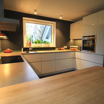 Die Küche als Herz des Hauses mit raffinierter Lichtplanung