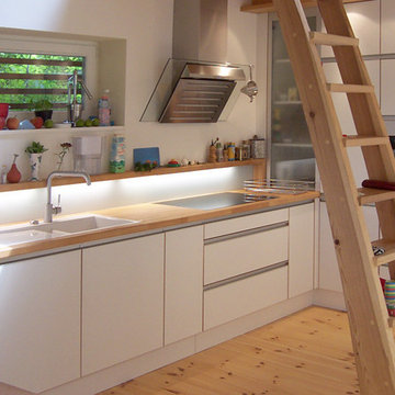 die Küche mit integrierter Treppe in Dachgeschoss