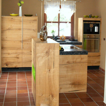 Die Kücheninsel mit Regal aus Massivholz