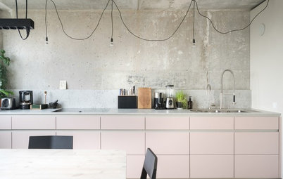 Coole Kombi: Eine rosa Küche im Berliner Plattenbau