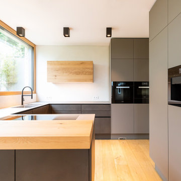 Eggersmann grifflose Küche Beton echte Betonoberfläche, Pocketschrank Sonderhöhe