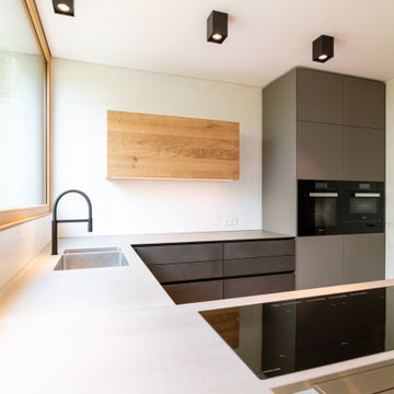 Eggersmann grifflose Küche Beton echte Betonoberfläche, Pocketschrank Sonderhöhe