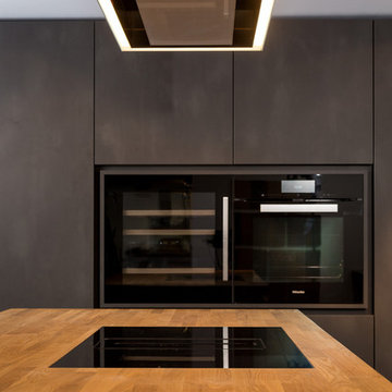 Eggersmann Sydney Grifflose dunkle Küche stahlgrau Rahmen um Geräte