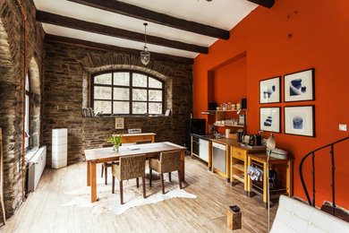 Diseño de cocina comedor lineal rústica de tamaño medio con armarios abiertos, encimera de madera, salpicadero naranja, electrodomésticos de acero inoxidable, suelo de madera clara y suelo beige