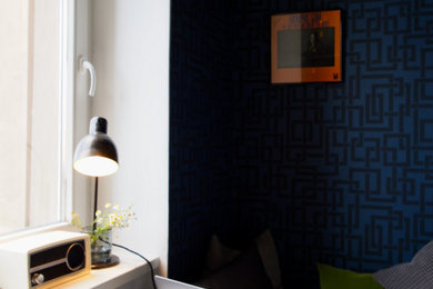 Offene, Zweizeilige, Kleine Moderne Küche mit Tapete in Berlin