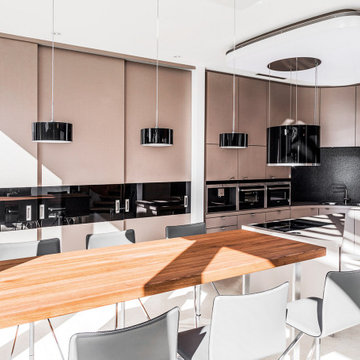 Halbrunde Küche mit Küchengeräten von Siemens