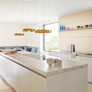 Offene Moderne Küche mit Unterbauwaschbecken, flächenbündigen Schrankfronten, weißen Schränken, Küchenrückwand in Beige, Kücheninsel, beigem Boden und bunter Arbeitsplatte in Stuttgart