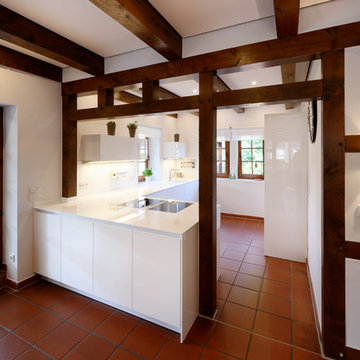 -grifflose Küche in Lack weiß im Fachwerkhaus eingebettet
