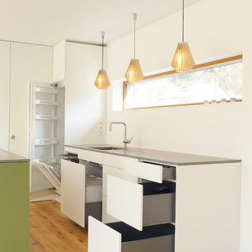 Großzügige Wohnküche mit edel-mattem, grünen Echt-Linoleum und Bora-Kochfeld
