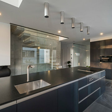Haus_H Küchenblock mit Stahlfronten