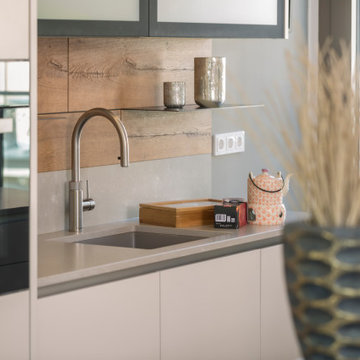 helle Küche mit Holz und Beton