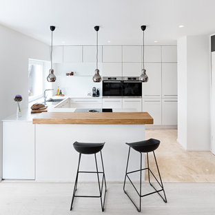 Große Moderne Küche in U-Form mit Doppelwaschbecken, flächenbündigen Schrankfronten, weißen Schränken, Laminat-Arbeitsplatte, Küchenrückwand in Weiß, Laminat, Halbinsel, weißer Arbeitsplatte und beigem Boden in Stuttgart
