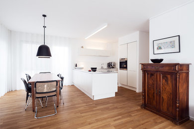 Immagine di una cucina minimalista di medie dimensioni con parquet scuro