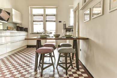 エッセンにある高級な巨大なインダストリアルスタイルのおしゃれな独立型キッチン (白いキッチンパネル) の写真