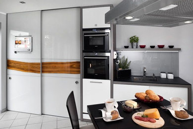 Cette image montre une cuisine design avec des portes de placard beiges.