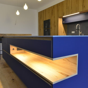 Küche blau matt, Wildeiche und Quartz-Komposit