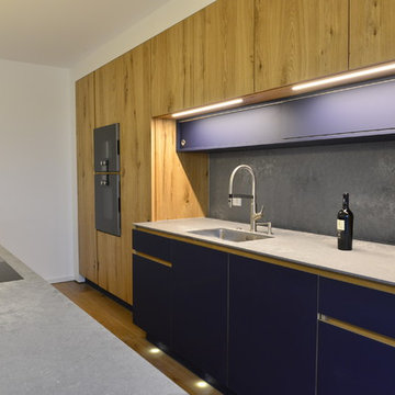 Küche blau matt, Wildeiche und Quartz-Komposit