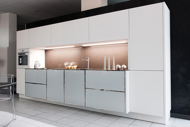 Offene, Einzeilige Moderne Küche mit Quarzwerkstein-Arbeitsplatte und weißen Elektrogeräten in Köln