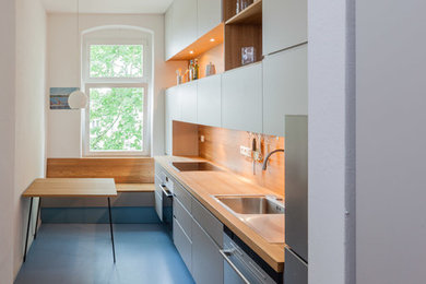 Moderne Küche mit Arbeitsplatte aus Holz in Berlin