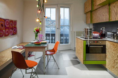 Идея дизайна: прямая кухня в стиле фьюжн с обеденным столом, плоскими фасадами, фасадами цвета дерева среднего тона, серым полом и серой столешницей без острова