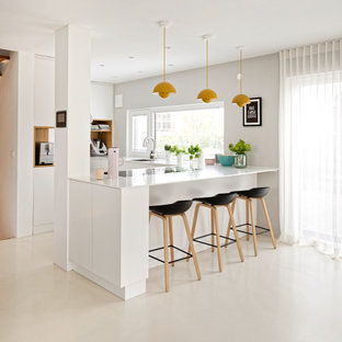 Mittelgroße Moderne Küche in U-Form mit Unterbauwaschbecken, flächenbündigen Schrankfronten, weißen Schränken, Porzellan-Bodenfliesen, Halbinsel, beigem Boden und weißer Arbeitsplatte in München
