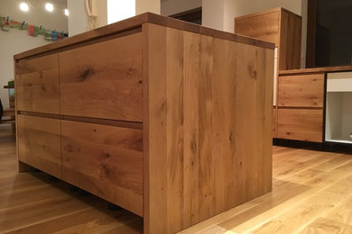 Modelo de cocina actual con puertas de armario de madera oscura y encimera de madera