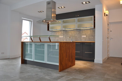 Offene, Zweizeilige Klassische Küche mit Glasfronten, grauen Schränken, Arbeitsplatte aus Holz, Küchenrückwand in Grau, Rückwand aus Zementfliesen und Kücheninsel in Frankfurt am Main