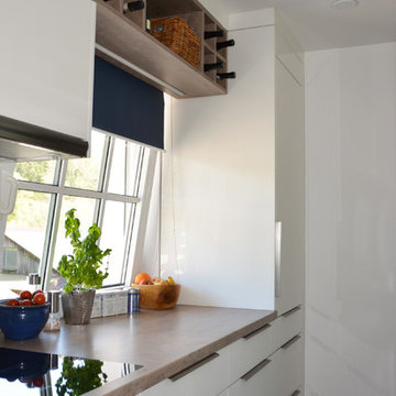 Küche in L-Form mit Acrylglasfront
