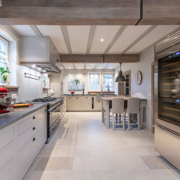 Küche in luxuriösem modernem Bauernhaus