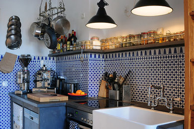 Geschlossene, Einzeilige, Mittelgroße Klassische Küche mit Betonarbeitsplatte, Küchenrückwand in Blau und Rückwand aus Keramikfliesen in Berlin