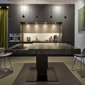 Küche in schwarzem Marmor