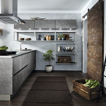 Küche in Steinoptik mit einer Arbeitsplatte aus Edelstahl