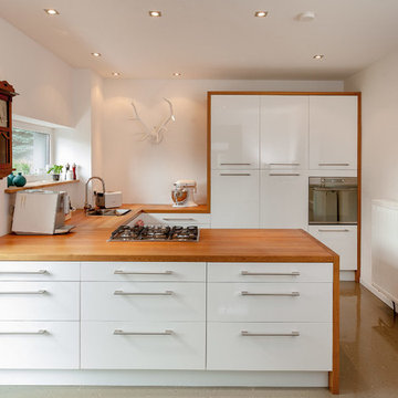 Küche in weiß & hellem Holz